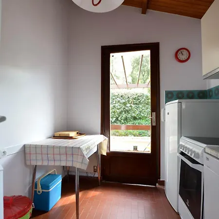 Charmante Mitoyenne Pour 4 Pers. Avec Patio, Terrasse Et Parking Prive Pres Plages Et Centre - Fr-1-705-53 * Les Mathes
