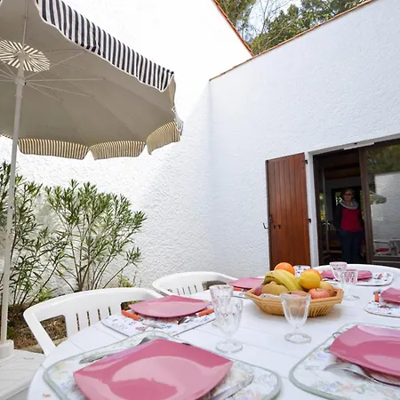 Charmante Mitoyenne Pour 4 Pers. Avec Patio, Terrasse Et Parking Prive Pres Plages Et Centre - Fr-1-705-53 Les Mathes