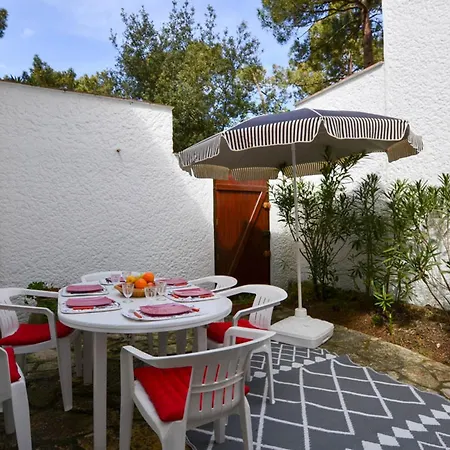 Charmante Mitoyenne Pour 4 Pers. Avec Patio, Terrasse Et Parking Prive Pres Plages Et Centre - Fr-1-705-53 *