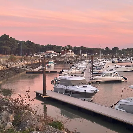 Charmante Mitoyenne Pour 4 Pers. Avec Patio, Terrasse Et Parking Prive Pres Plages Et Centre - Fr-1-705-53
